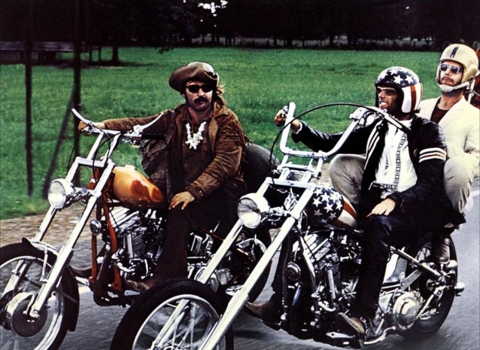 • Záber z filmu Bezstarostná jazda. Vľavo Billy (Dennis Hopper), vpravo Watt - 'Kapitán Amerika' (Peter Fonda), za ním právnik George Hanson (Jack Nicholson).