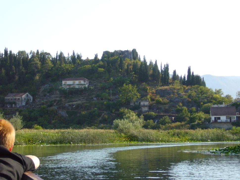 Vraciame sa pomedzi lekná. V pozadí hrad