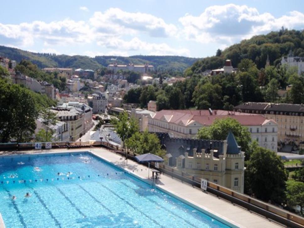 Pohľad na mesto z bazéna