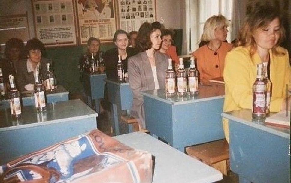 Učitelia v Moskve v roku 1998 vyplácaní miesto riadnej mzdy fľašami vodky.