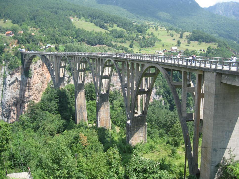 Most nad riekou Tara