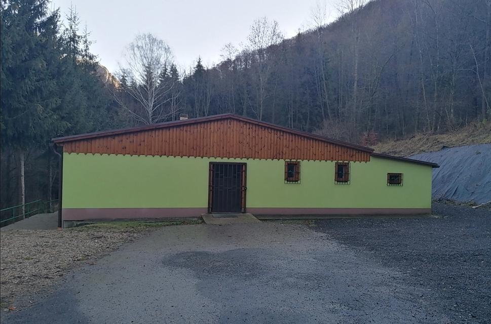 čoskoro prechádzame okolo zelenej chajdy