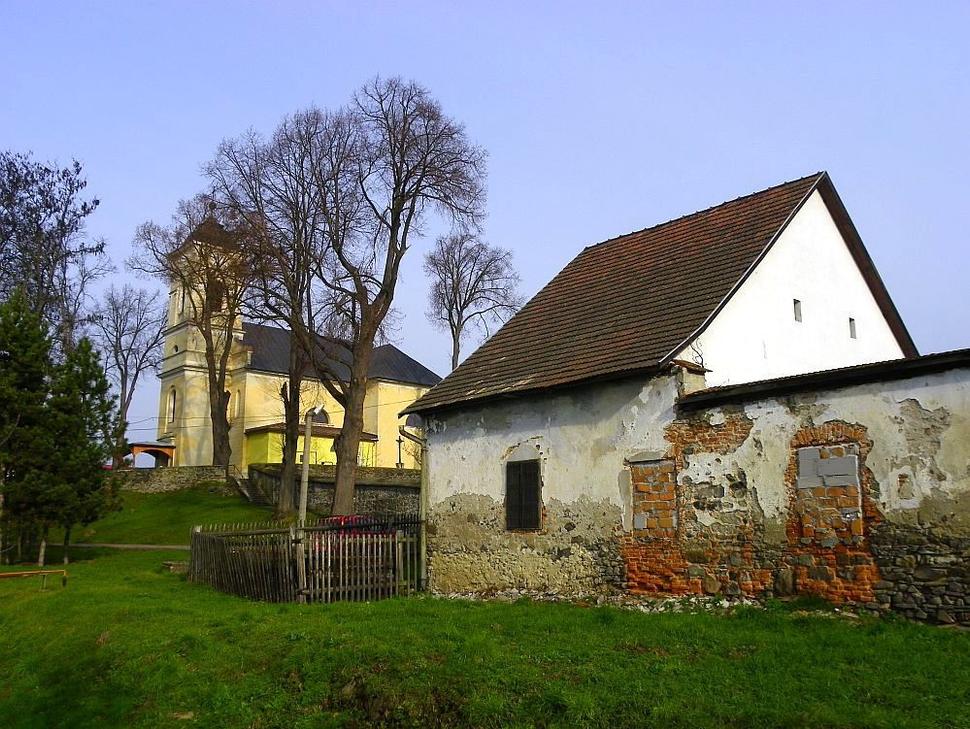 Najstaršou obývanou časťou Zvolenskej Slatiny je Rajčuľa. Pôvodne tu stál kláštor, ktorý bol spolu s kostolom obkolesený hradbami a tvoril protitureckú pevnôstku. Ubrániť obec nedokázal.