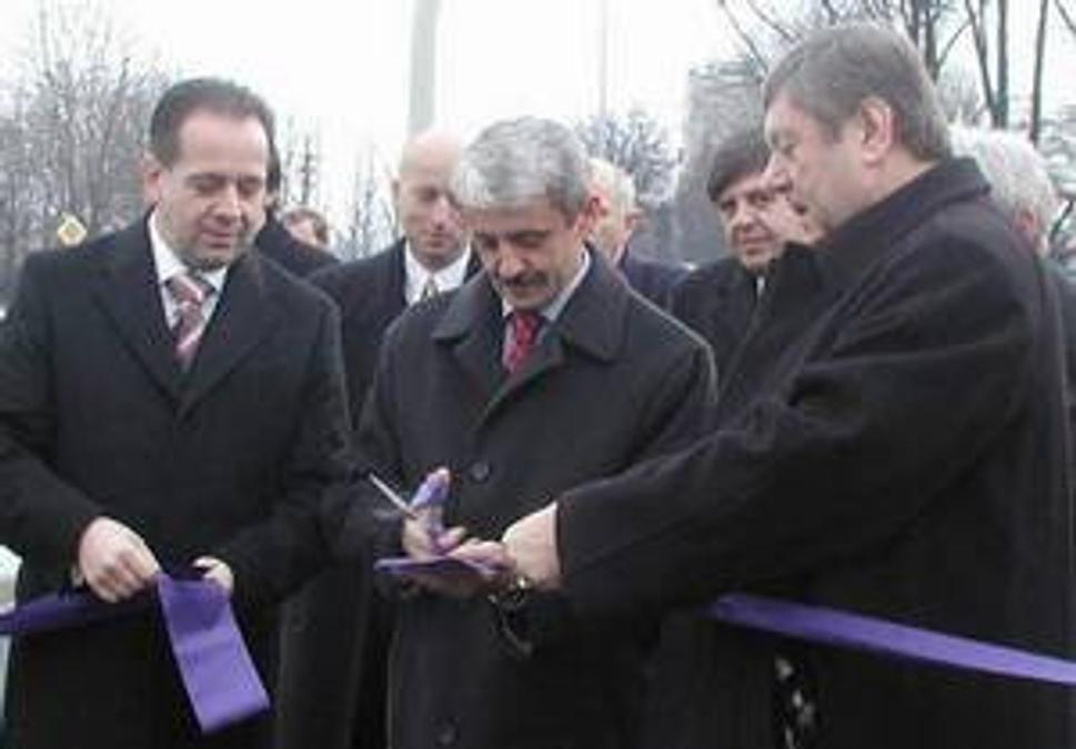 Anton Danko (vľavo), Mikuláš Dzurinda a Pavol Prokopovič pri slávnostnom otvorení kruhového objazdu v Poprade v roku 2004.