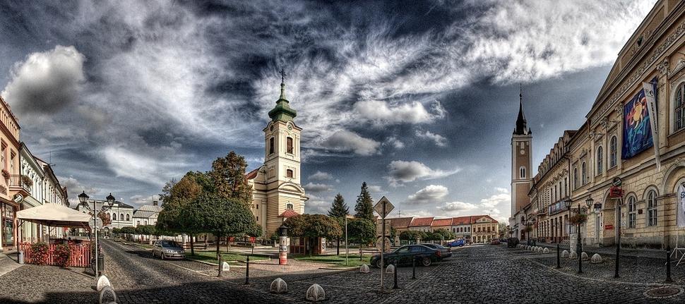 Hlavné námestie v Rimavskej Sobote - širšie ako Václavák, no nie dosť veľké pre malú výstavu spomienok ľudí, ktorí prežili II. sv. vojnu.