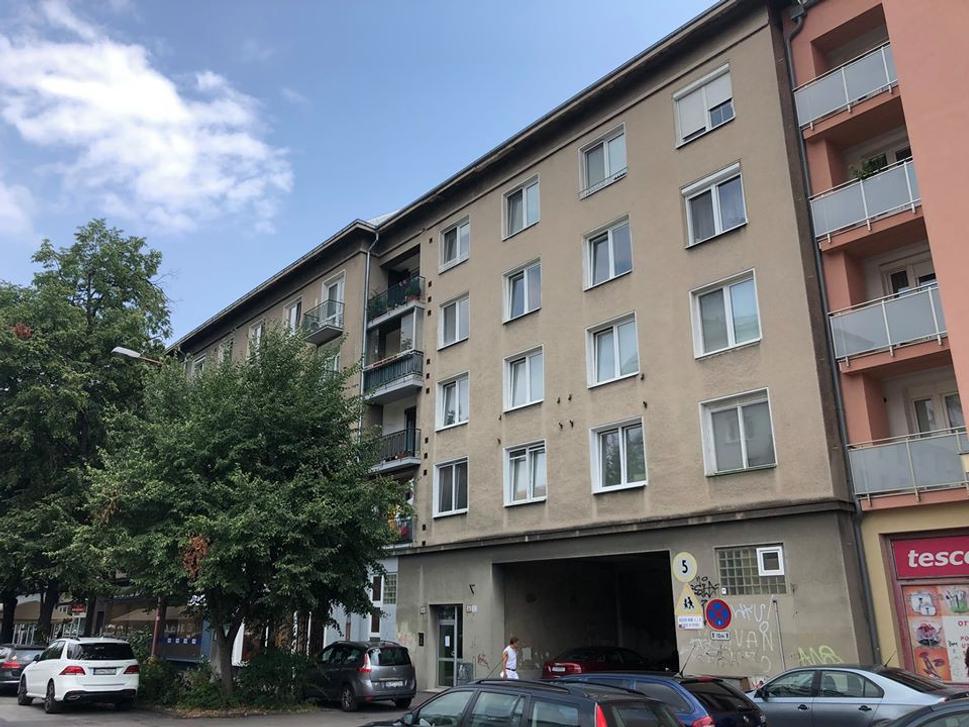 Jeden z pôvodných domov sídliska Košická. Lokalita netrpezlivo očakáva zavedenie parkovacej politiky, keďže je zahltená autami aj na miestach, kde zavadzajú a špatia