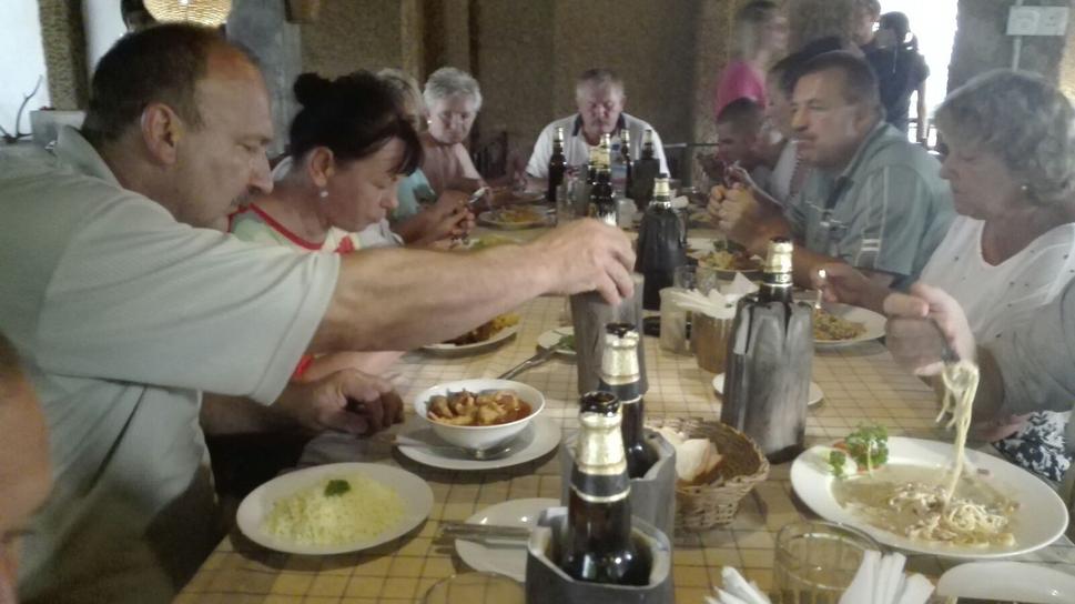 Na Sri Lanke si na jedlo nikto nesťažoval a všimnite si tie chladiče na nápoje