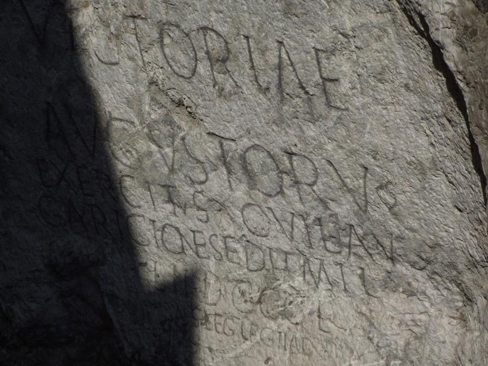 Rímsky nápis na hradnej skale z hotela