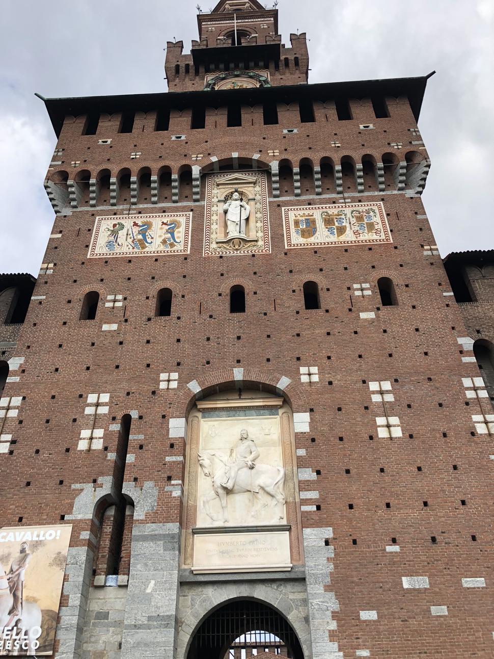 Veža starého hradu (Castello Sforzesco) v Miláne. Nájdete za ním rozsiahly park Sempione.