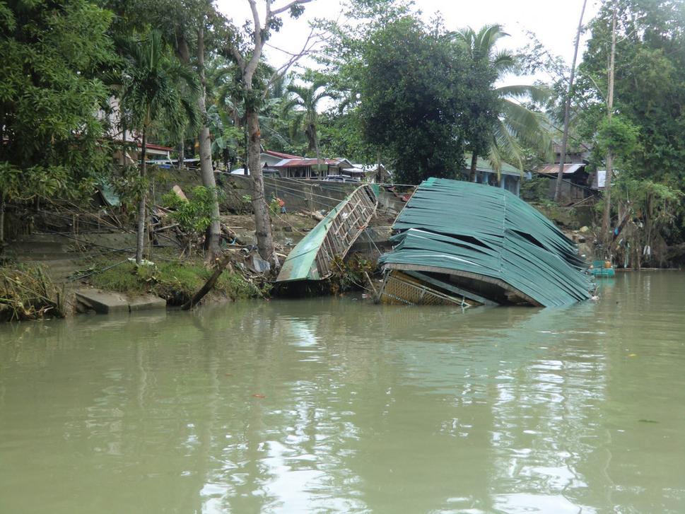 potopená reštaurácia na rieke Loboc