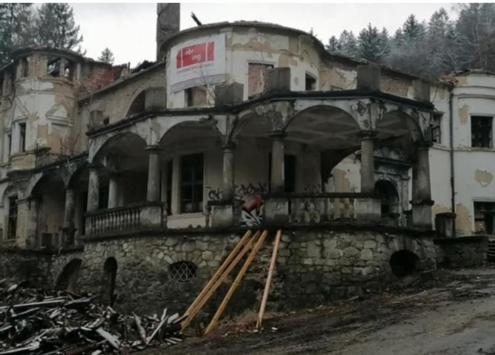 Zámok Kunerád, december 2019. Zdevastovaný požiarom