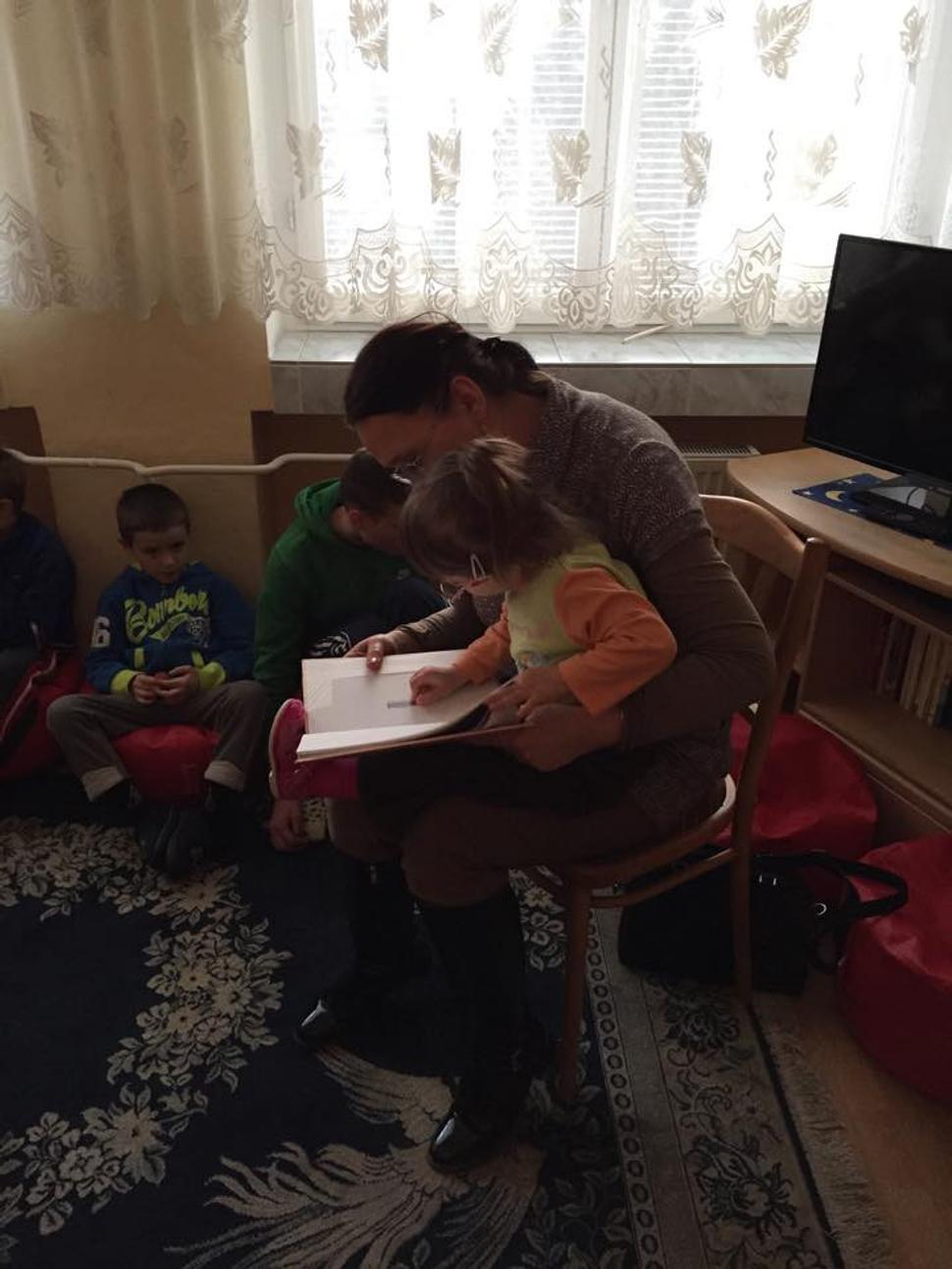 Len vydavatelia vedia, koľko ciest musia spraviť ich autori, aby dostali slovenskú knihu k slovenským deťom - ako napríklad k malej Magdalénke z Detského domova v Bytči.