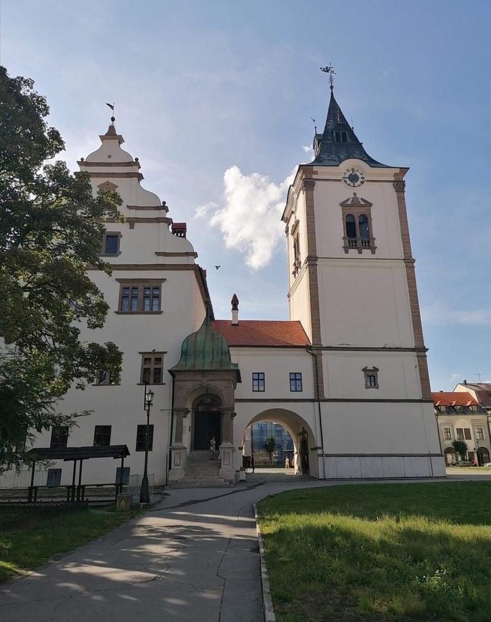 renesančná veža a radnica z opačnej strany