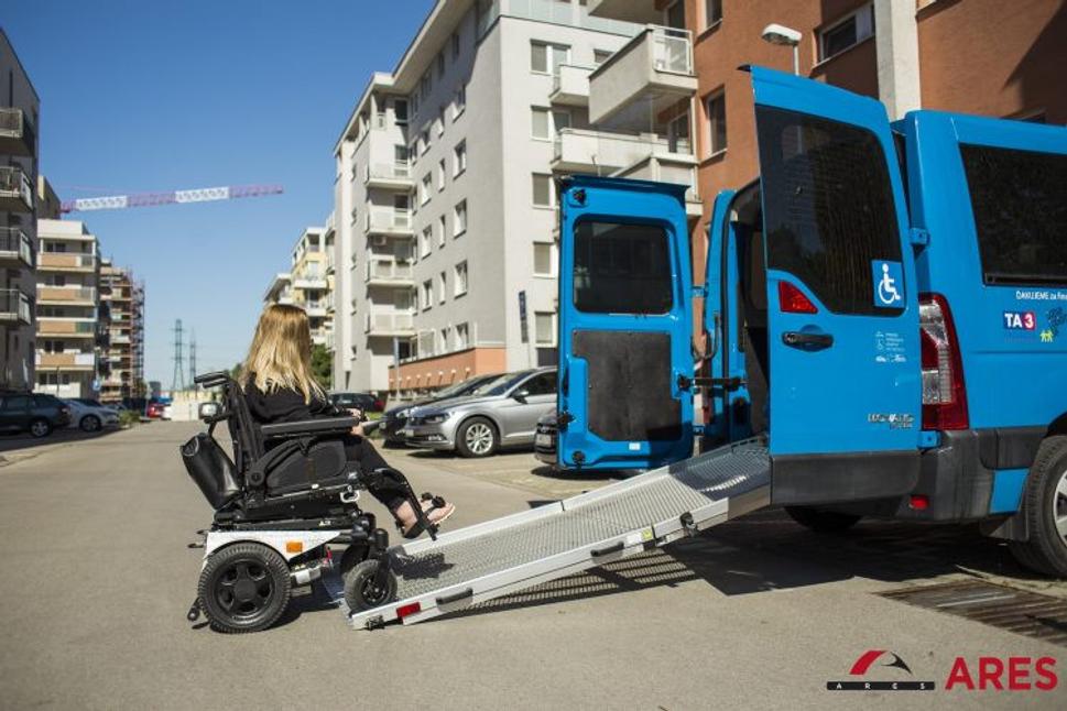 Auto s nájazdovou plošinou.