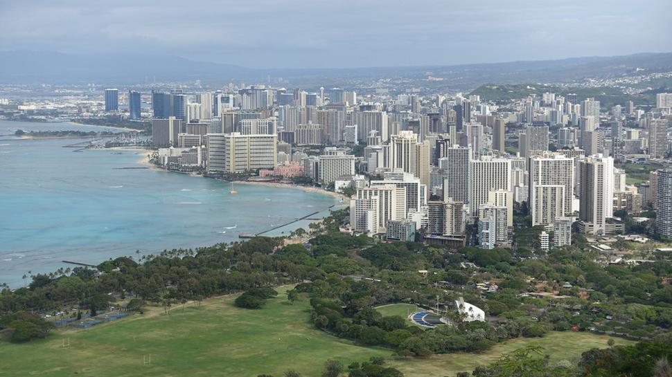 Pohľad na Honolulu z vyhasnutého krátera Diamond head (232 m). V popredí je pláž Waikiki. Autor: Ľubor Šešera, licencia: CC BY-SA 4.0.