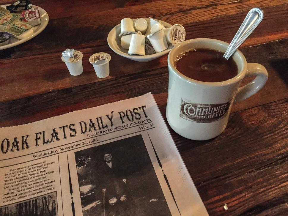 GATLINBURG-AUGUST 9: Crockett’s Breakfast Camp a stylovy jedalny listok v podobe novin z dobovymi informaciami kde ste sa dozvedeli ake to tu vtedy bolo , celkom zaujimave citanie pred cakanim na ranajky v Gatlinburg, Tennessee, USA on August 9, 2016.