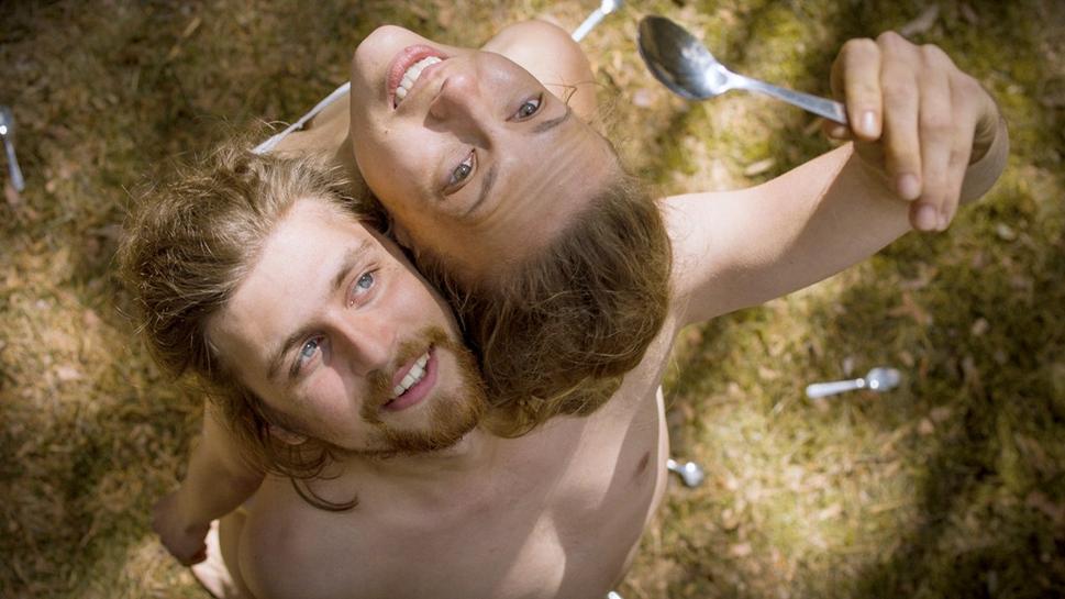• Záber z krátkometrážneho filmu Spoons. •