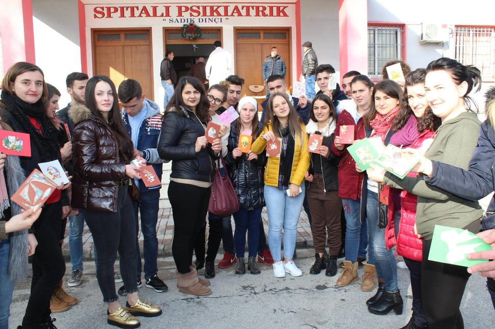 Počas návštevy psychiatrickej liečebne sme spoznali prácu psychológov a sociálnych pracovníkov. Spoločne sme si zatancovali s pacientmi, ktorí nám na Vianoce podarovali ručne vyrobené blahoželania.