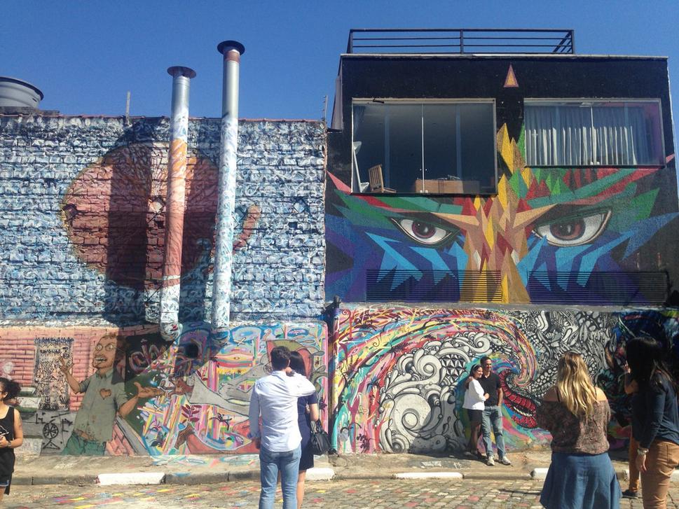 Najväčšia koncentrácia graffiti je asi v Batmanovej uličke. Graffiti sa nesmie premaľovať, premaľovať ho môže iba autor, alebo človek, ktorému to autor dovolí.
