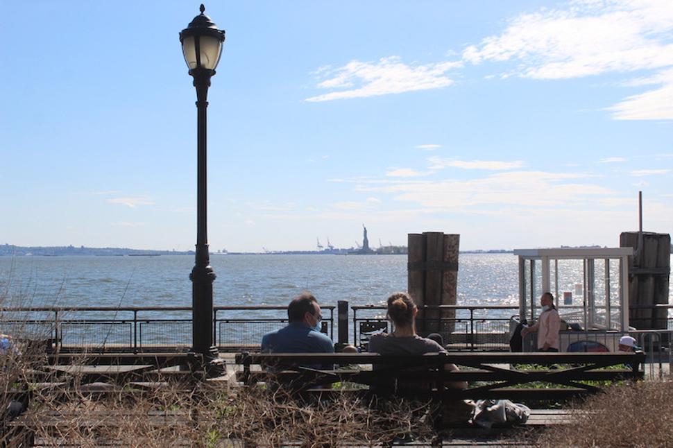 Battery Park s výhľadom na Sochu slobody v máji tohto roku