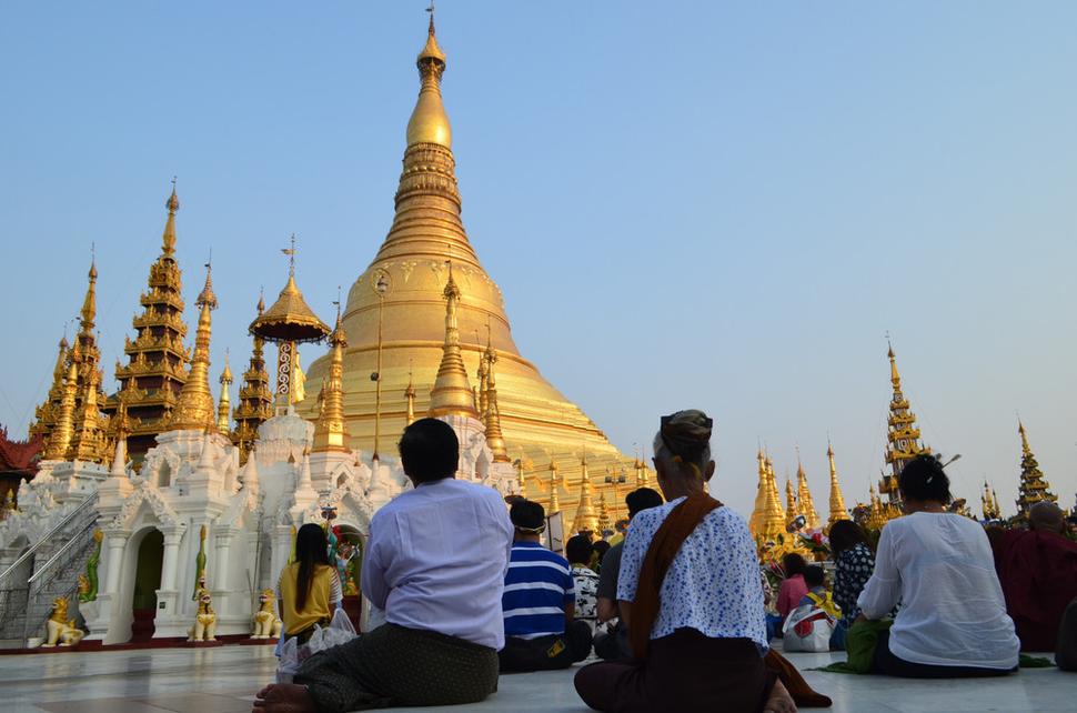 Shwedagon má okolo seba akúsi upokojujúcu atmosféru, napriek tomu, že tam sú stále húfy ľudí.