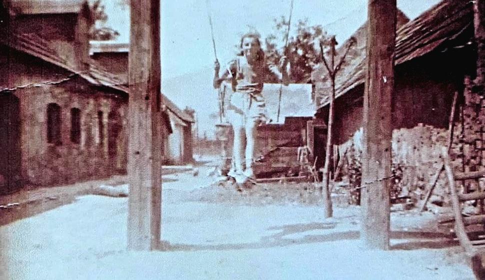 Babka Mária Vrbová, po svadbe Halíková, fotografia je z roku 1955 a vznikla vo dvore domu na Roľníckej 47.