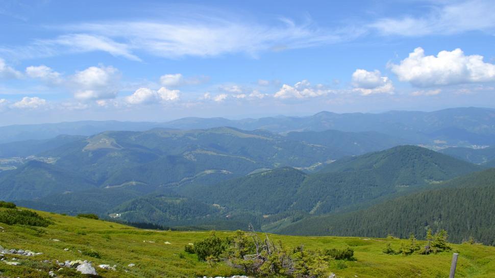 Pohľad na vrch Zvolen,Malý Zvolen a v pozadí výrazná Ploská a Rakytov.