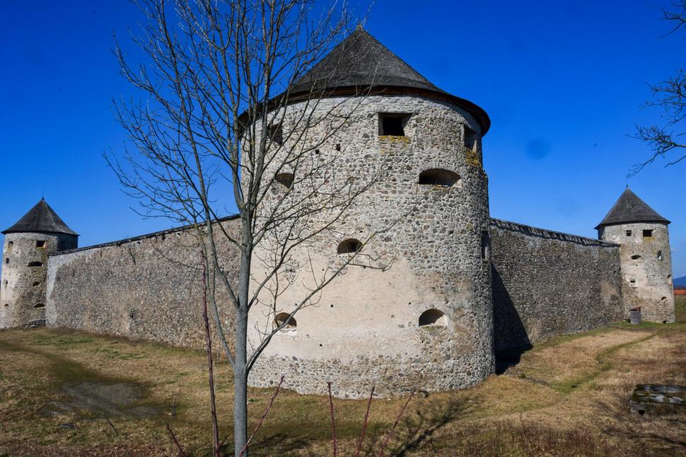 Hrad Bzovík bol pôvodne premonštrátskym kláštorom. V roku 1530 kláštor premonštrátorov napadol Žigmund Balaša. Rehoľníkov sčasti pobil a tí ktorí zostali nažive sa uchýlili do kláštora v Hronskom Beňadiku.