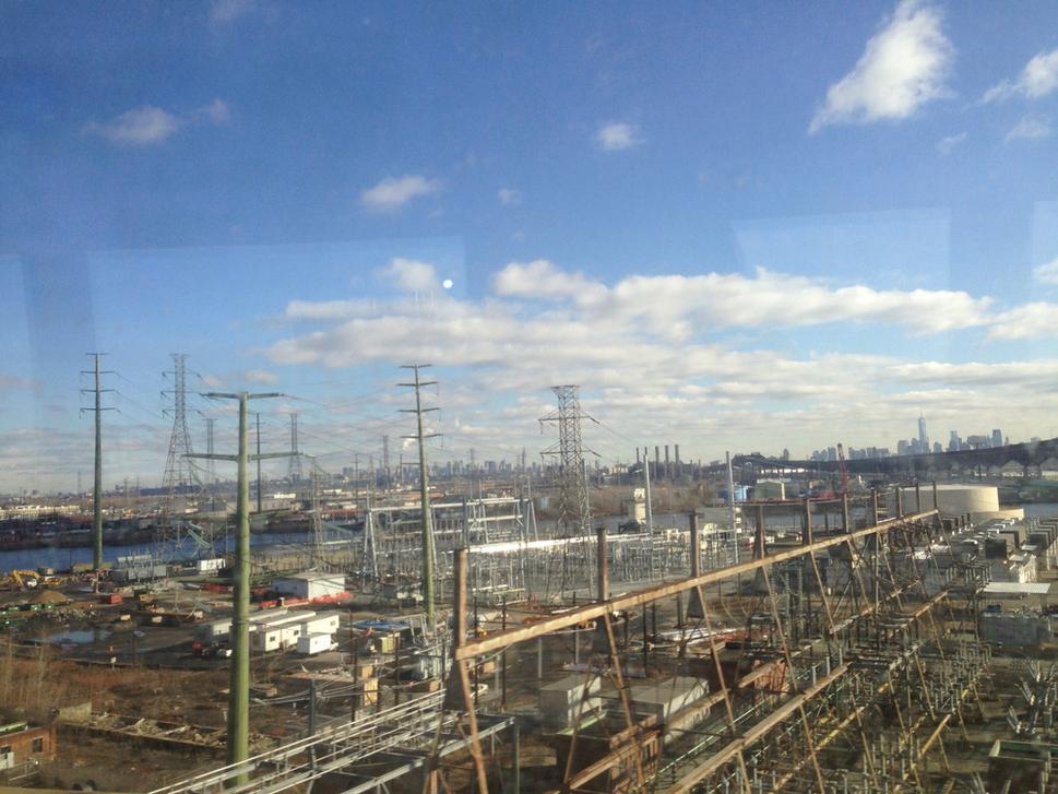 Newark by asi bol aj celkom pekné miesto na výlet, keby nesusedilo s tak atraktívnym susedom, a preto asi väčšine z nás bude viac známy ako jedno z newyorských letísk.