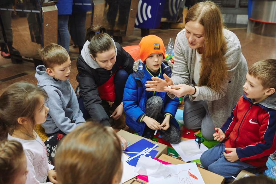 Dobrovoľníci organizujú aktivity pre deti v charkovskom metre