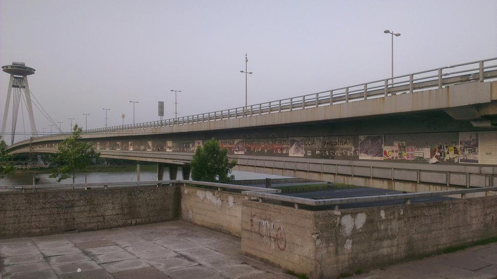 Ikona Bratislavy je často vo filmoch a seriáloch. Ale zblízka bohužiaľ fotogenická nie je.