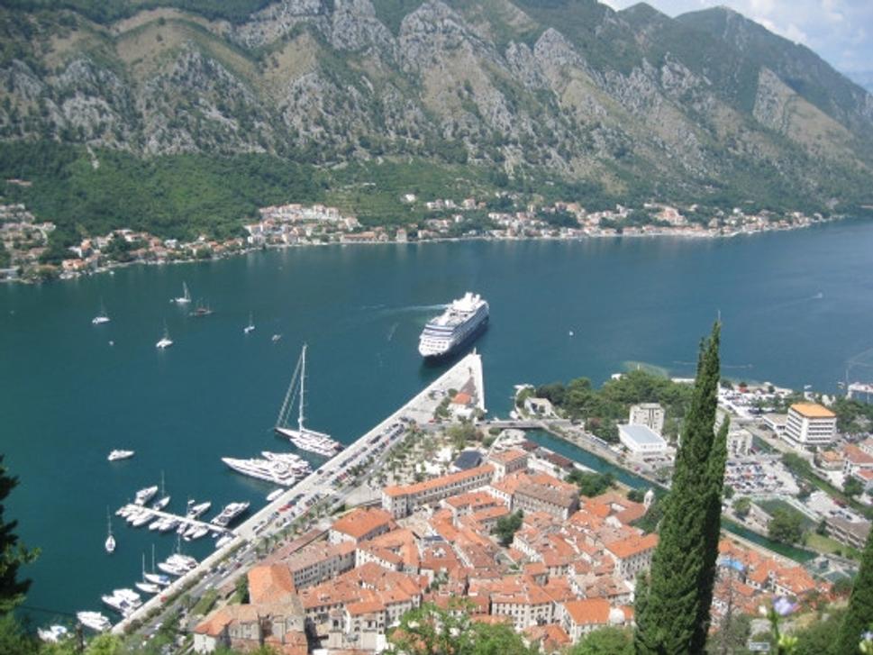 Do prístavu v starobylom meste Kotor chodia každý deň výletné lode