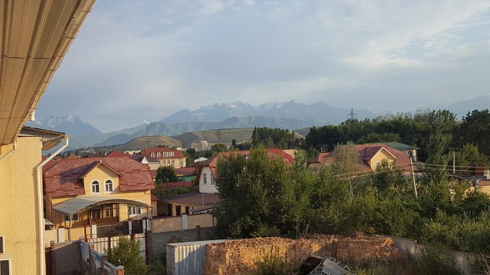 Výhľad z hotela na pohorie Tian-shan