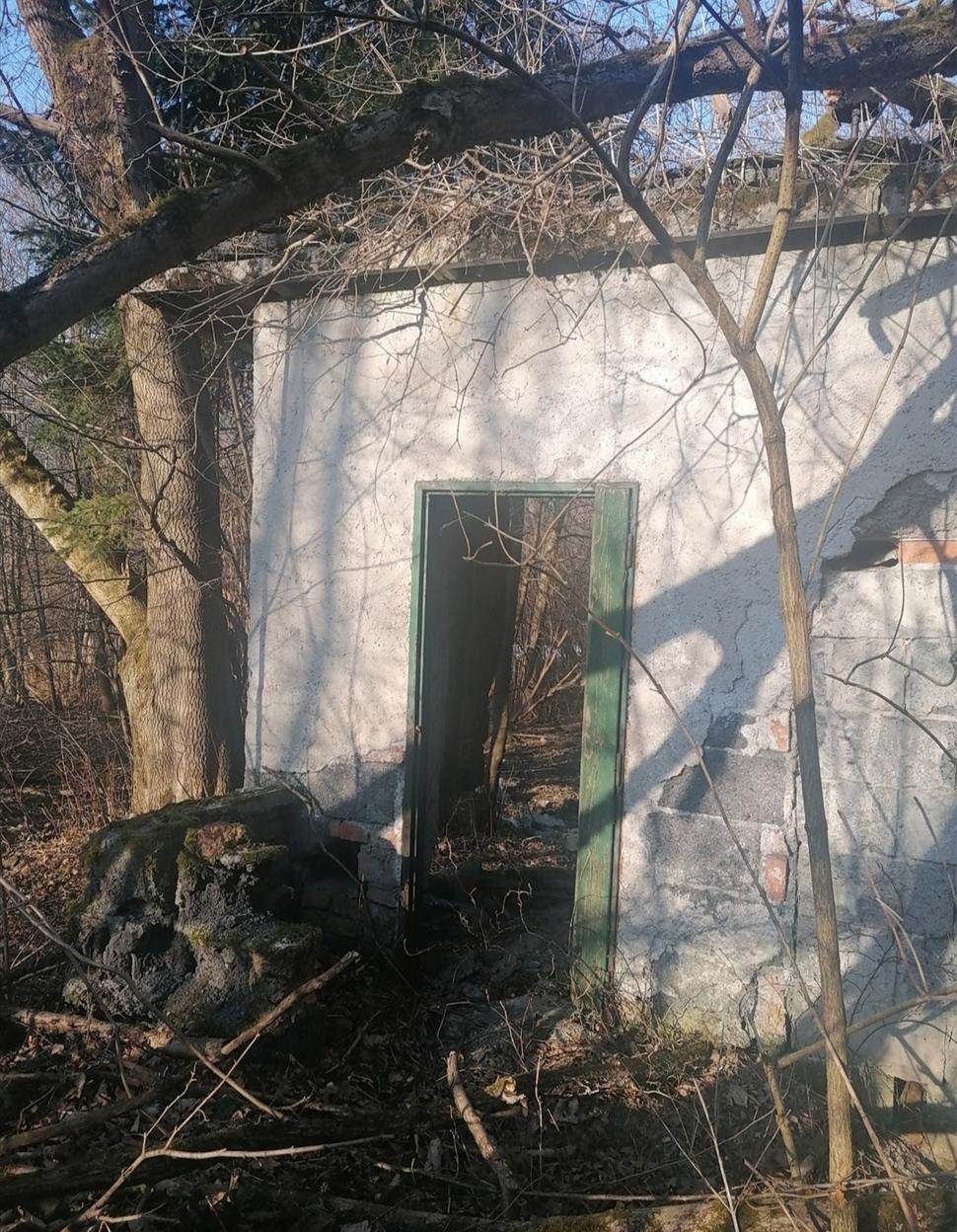 z druhej stavby ostali len zvyšky múrov a dvere "do lesa"