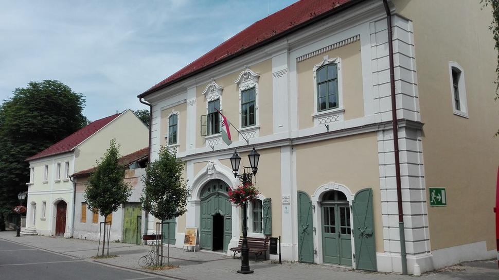 Pred Tokajským múzeom.