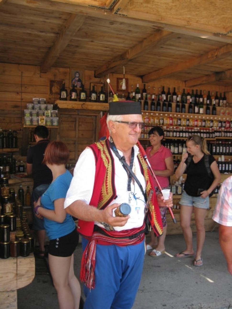 Sprievodca oblečený v tradičnom čiernohorskom kroji