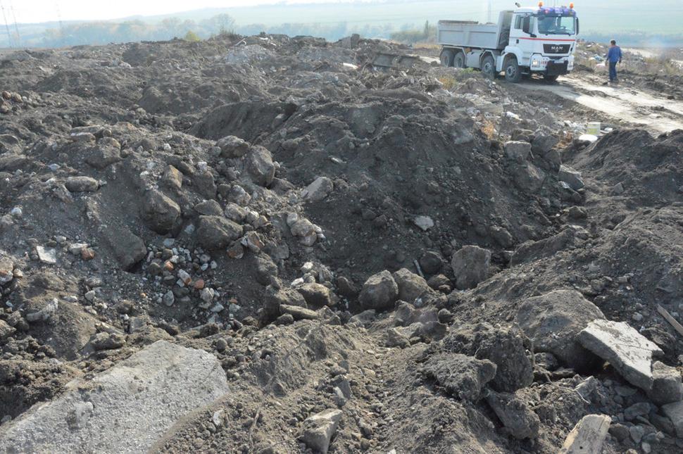 Čierna skládka v obci Žitavce počas nelegálneho vývozu stavebného odpadu