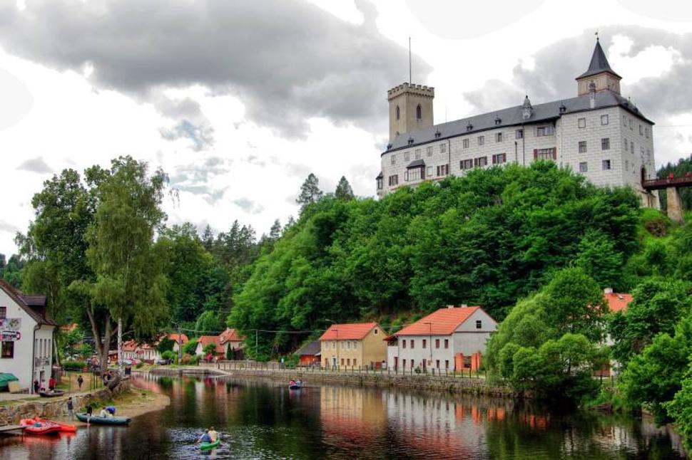 Vodáci pod hradom Rožmberk
