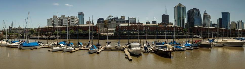 Prístav v Puerto Madero na rieke Río de la Plata.