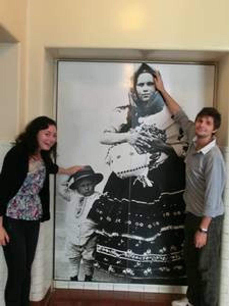 Fotografia slovenskej ženy s deťmi, v Imigračnom múzeu, Ellis Island, New York