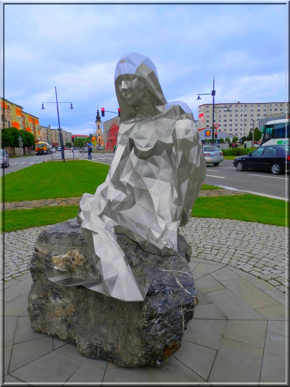 Sabina . symbol Sabinova, odhalená v parku na námestí v r. 2014