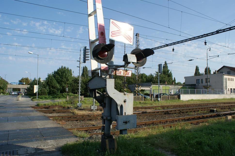 železničné priecestie, v súčasnosti už zrekonštruované s novým systémom signalizácie