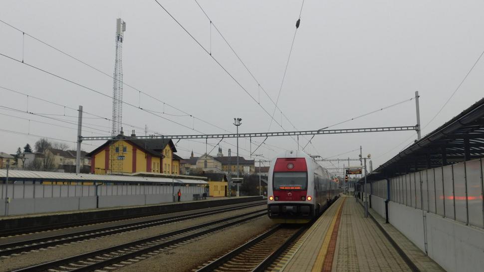 Výhľad na väzenie zo stanice Ilava.
