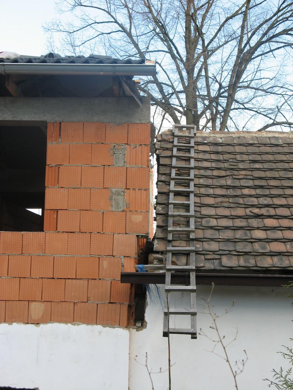 Přesah nezákonné stavby na náš pozemek