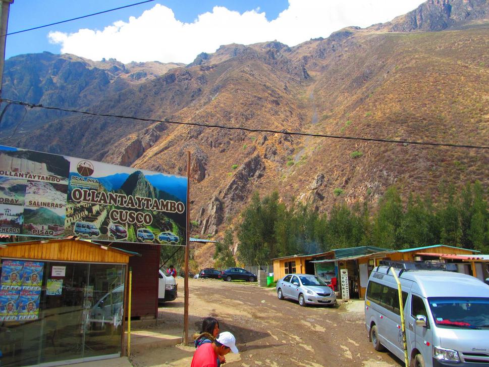 Ollantaytambo - v tomto meste sa nachádza železničná stanica, z ktorej sa dostanete vlakom až k Machu Picchu.