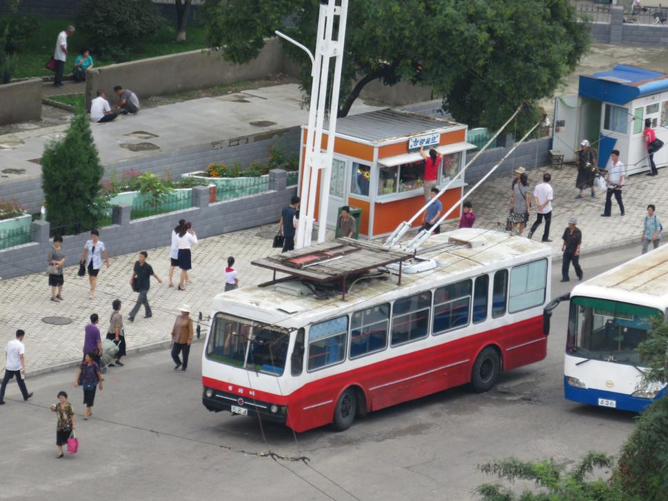 Takmer každý verejný dopravný prostriedok štartuje ako v spomalenom filme. Viem, bude to znieť akoby som bol tendenčný, ale nemám dôvod. Proste naozaj trolejbus, alebo metro sa pohýňalo z miesta zarážajúco pomaly.