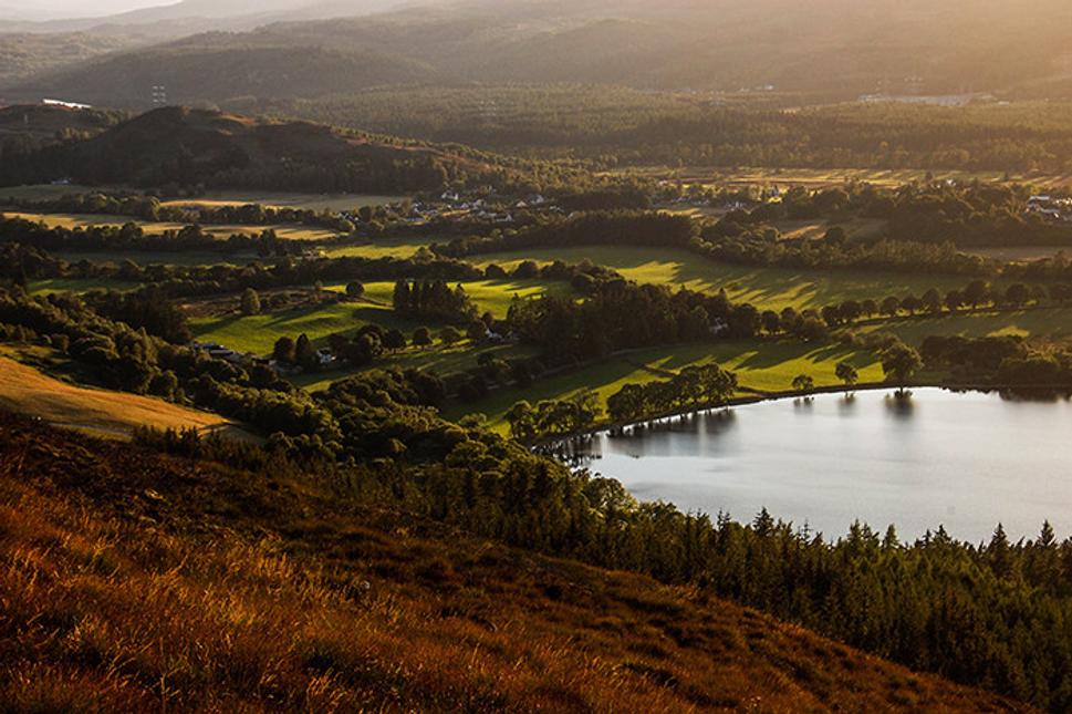 Výhľad na breh Loch Ness z okolitých vrchov.