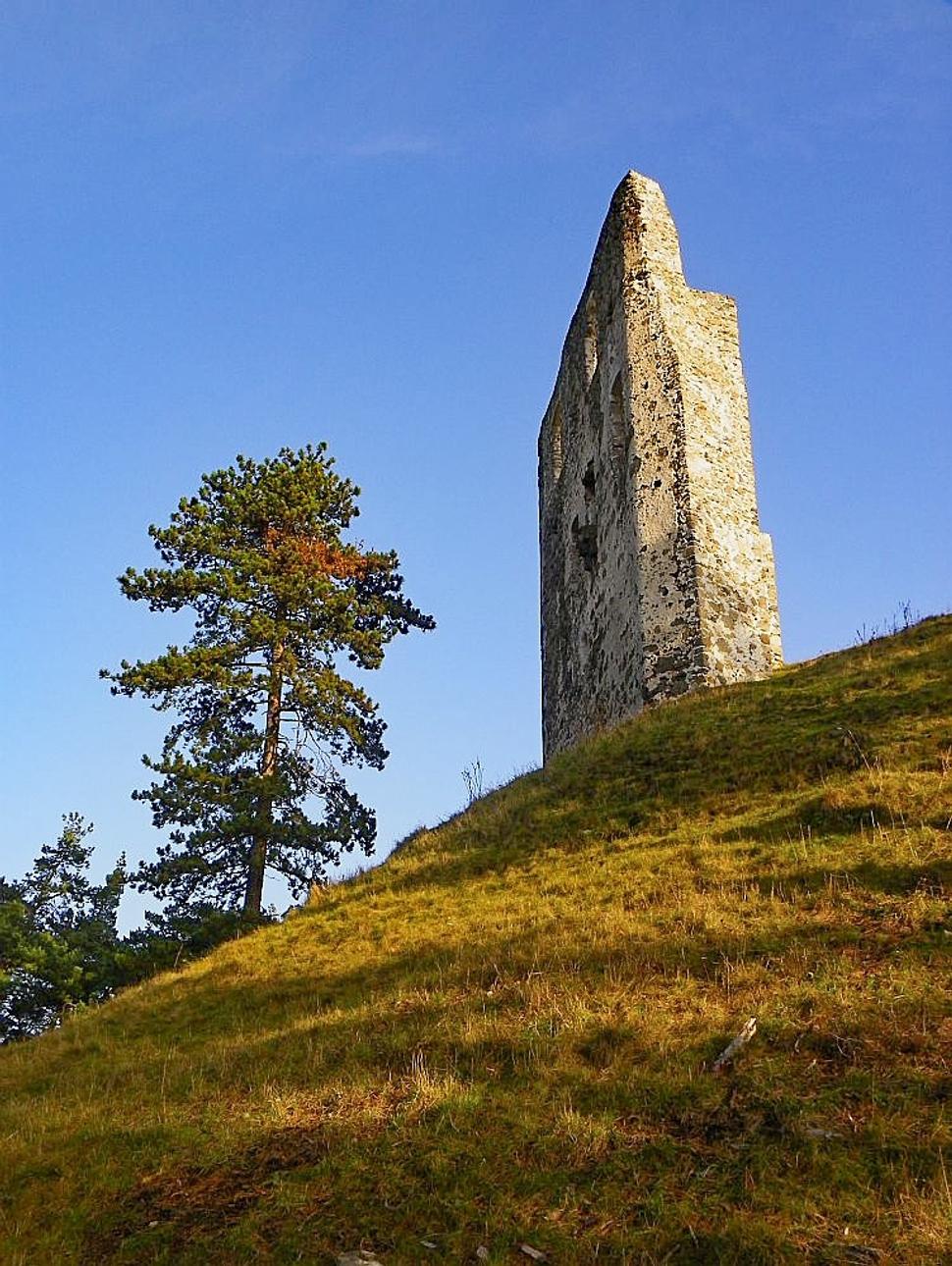 Torzo hradu Dobrá Niva. Vartovka zriadená na ňom preberala signál z krupinských vartoviek, posúvala ho na strážne miesta na kostoloch v Babinej a Sáse a na Vartu nad Dolnými Brezinami.