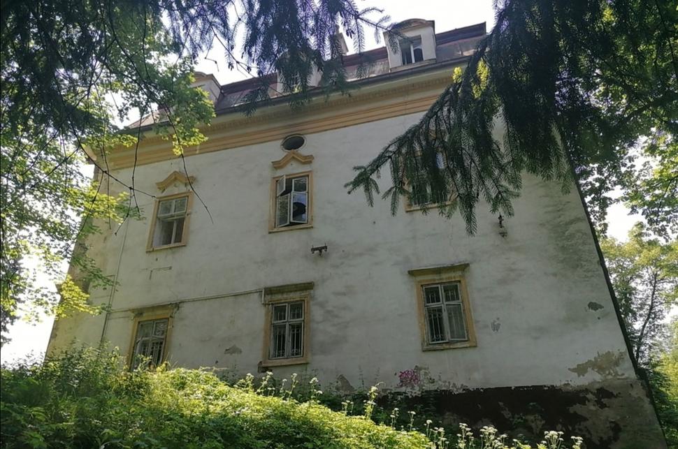 kaštieľ z "ľavoboku" (pri odchde z parku)