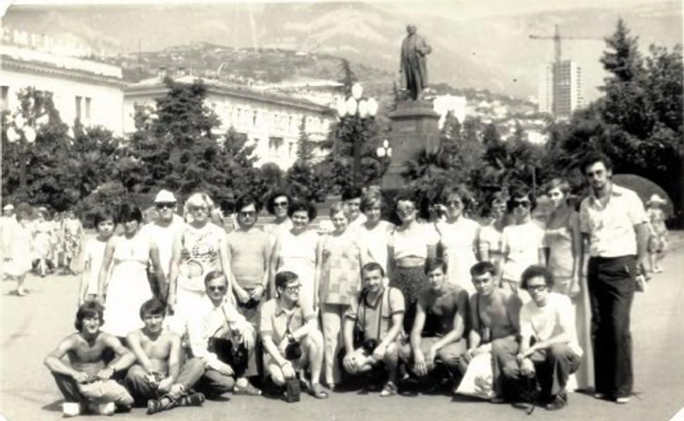 Naša skupina CKM SZM Jalta, 03.08.1977 Horný rad: Šaňo z kupé, prof. zo Šmeralky, Prešovčanky, Saša ved. zo strany ZSSR Dolný rad: Peťovia, ved. za CKM, Jaro, Fero